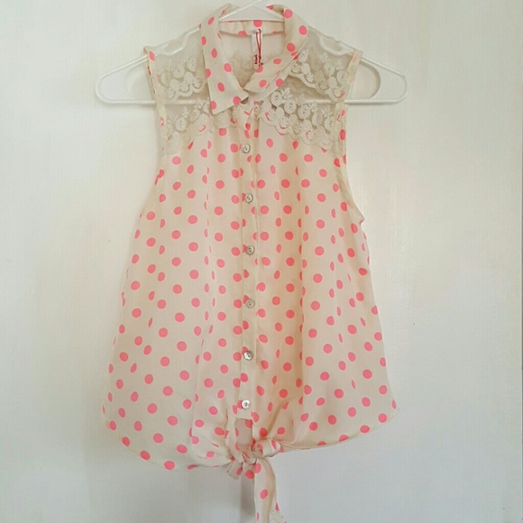 Sleeveless, collar button down shirt