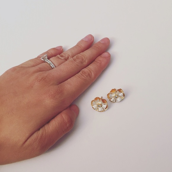 Designer chic flower studs - Picture 2 of 2