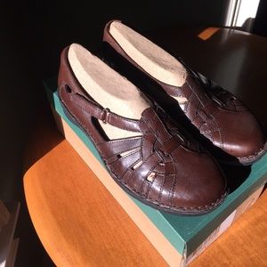 Clarks Bendables Nikki Common Brown Leather Fisherman Closed Toe Size 8.5 Wide