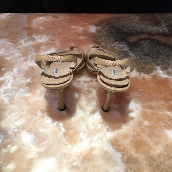 Manolo Blahnik patent leather tan slingback heels - Picture 3 of 4