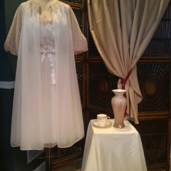 Vintage Ivory & Champagne 1950s Peignoir