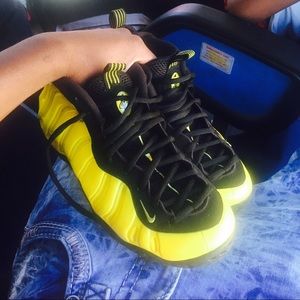 Size 10 Black and yellow Foams