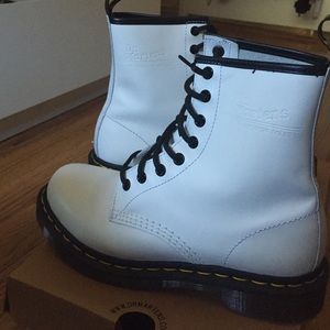 White smooth leather Dr.Martens in a size 7
