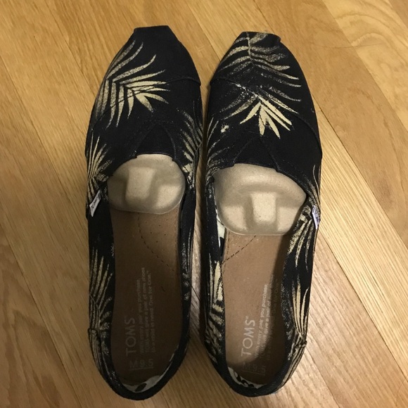 TOMS Men's 9.5 Brand New with Original Box