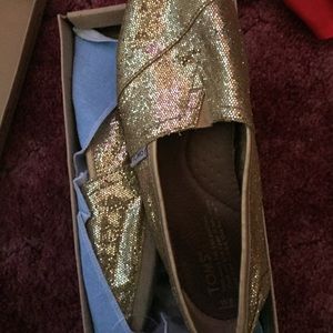 Gold sparkly toms
