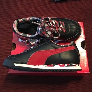 Boys size 12 Puma Roma Catsplat sneakers