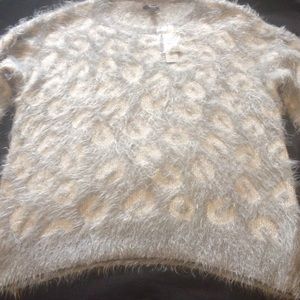 Beautiful amazingly soft NWT apt 9 silver sweater