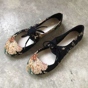 Restricted floral ballet flats with laces