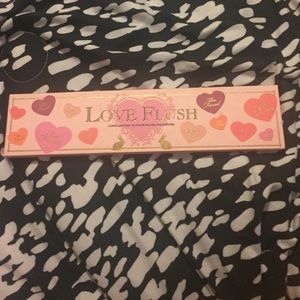 Too Faced love flush blush palette