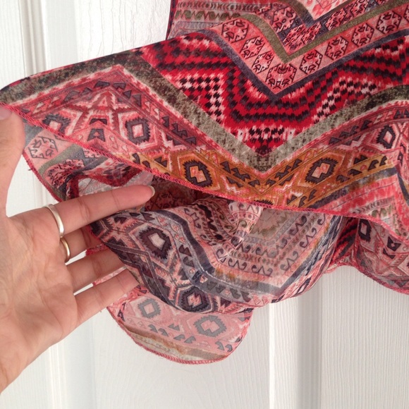 Low back flowy top - Picture 3 of 3