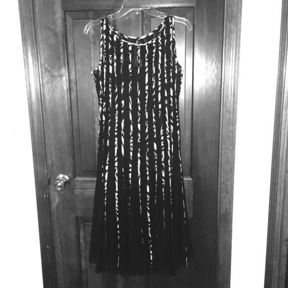 Black sleeveless dress