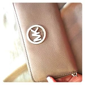 Micheal kors wallet!