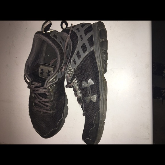 UA men's black tent shoes