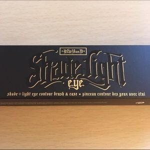 Kat Von D Shade + Light Contour Brush & Case