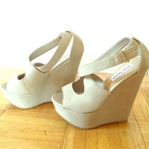 Excellent condition Steven Madden tan wedges