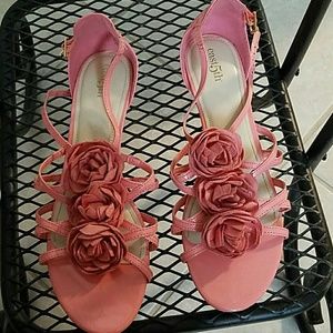 Cute flower sandals size 8 1/2