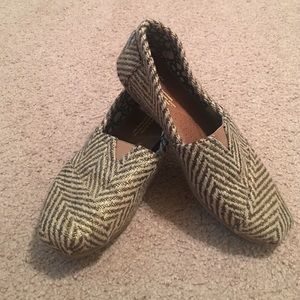 Gold and brown Toms.