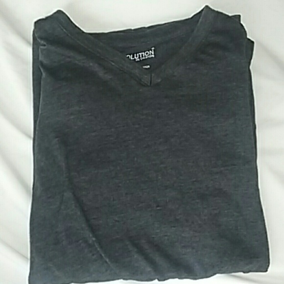 V-neck shortsleeve shirt