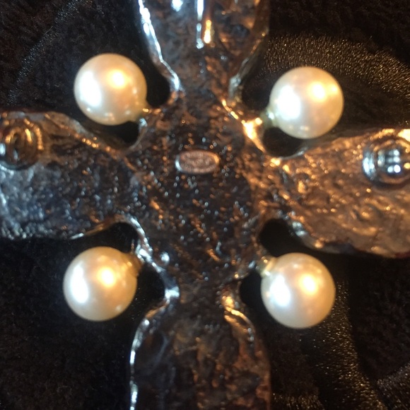 Authentic CHANEL Stone BROOCH - Picture 3 of 4