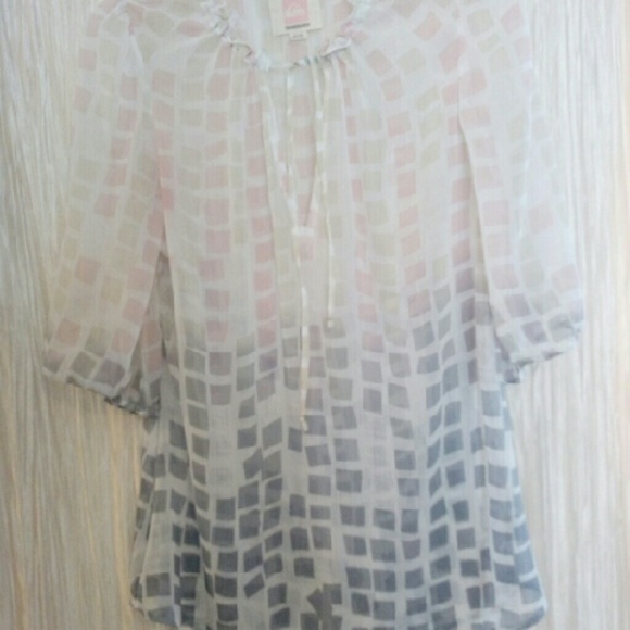 Beautiful sheer top - Picture 1 of 3