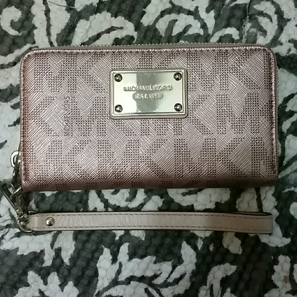 Micheal Kors Rose Gold Jet Set Wallet/Wristlet