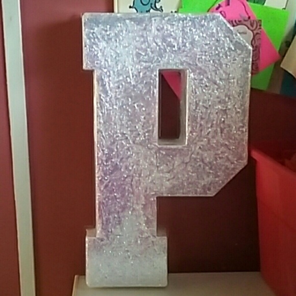 Pending on eBay V S store prop display