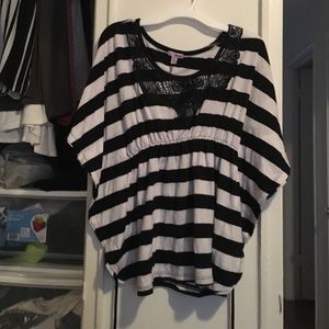 Black and white flowy shirt !