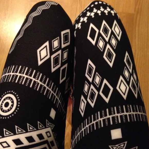 CLOSET CLOSING Aztec Print Leggings - Picture 3 of 3