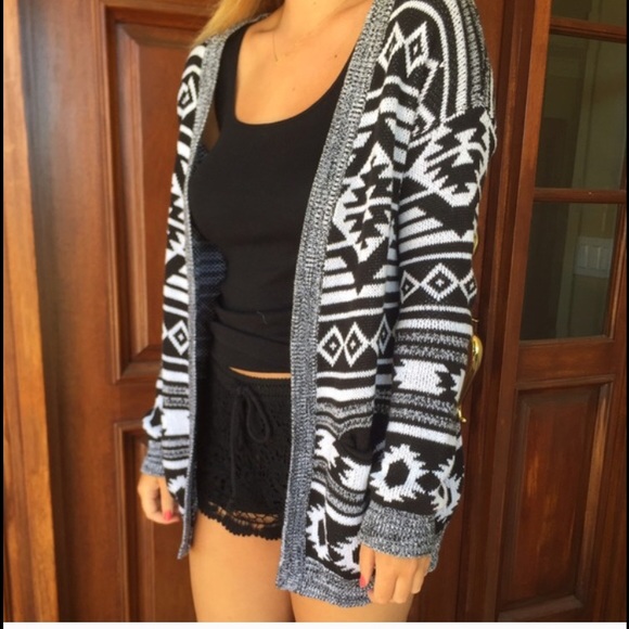 💕Black and white tribal cardigan💕