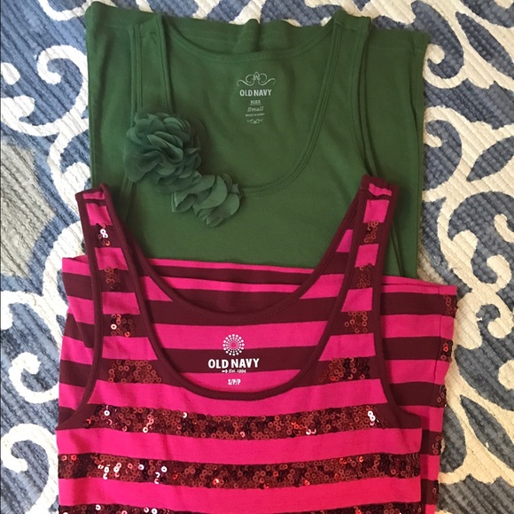 TWO Old Navy Cute Size Small Tanks 💕