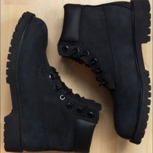 BLACK TIMBS! ⚫️⚫️⚫️⚫️
