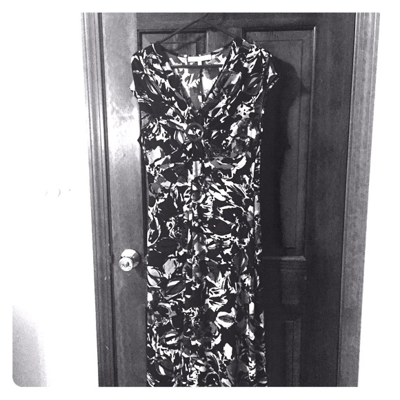 Sleeveless vneck floral dress