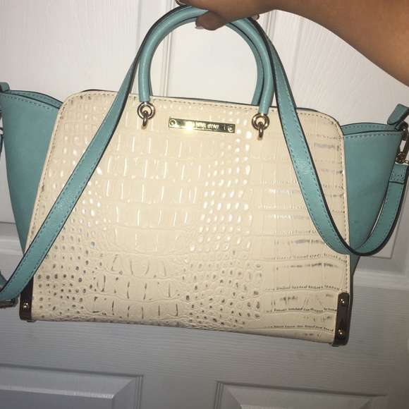 Beautiful Gianni Bini tote/crossover