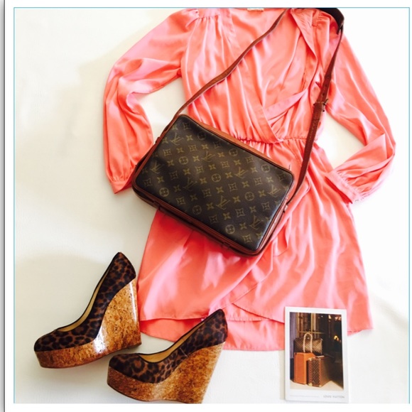 $1200 LOUIS VUITTON MONOGRAM BANDOULIERE HANDBAG