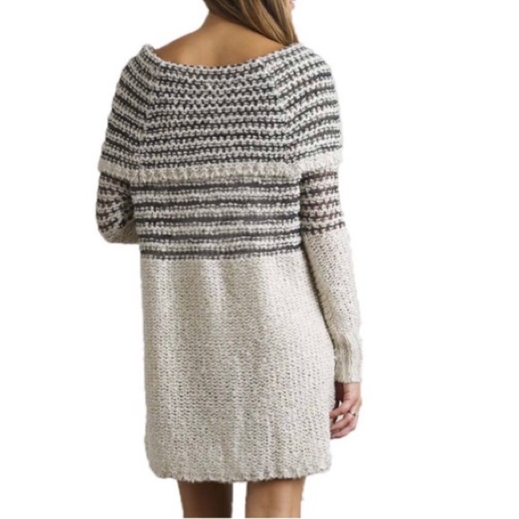 Chic sweater dress ONE HOUR SALE - Picture 2 of 4