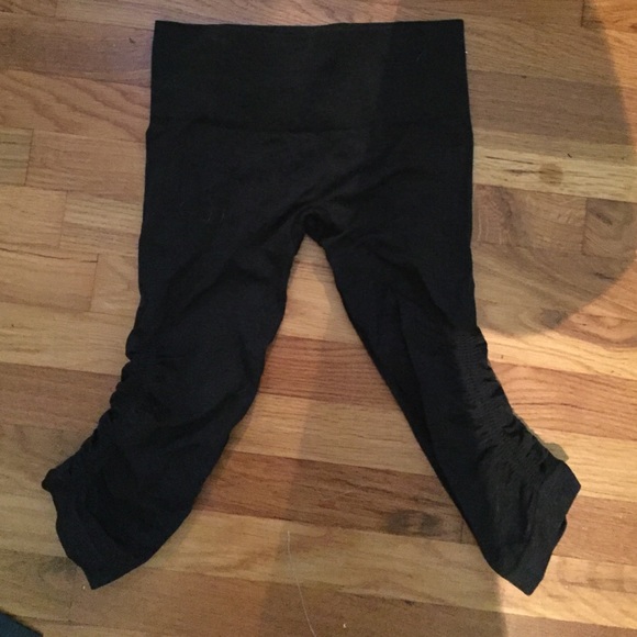 Lululemon in the flow crops