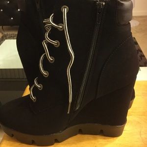 Black wedge shoe boots