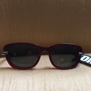 DKNY sunglasses. Beautiful burgundy color 😎