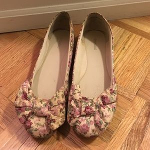 Flats with pink roses