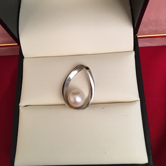 Pearl pendant with white gold