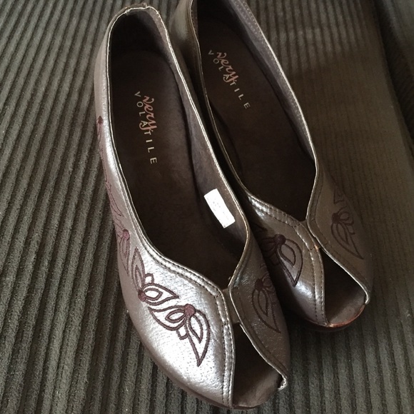 Very Volatile wedge heel