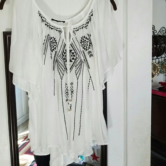 Woman's cold shoulder white with black
