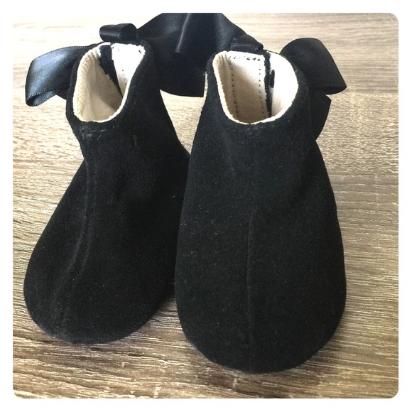 Beautiful babyGAP crib booties, black suede w/ bow