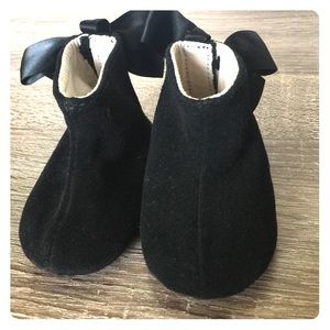 Beautiful babyGAP crib booties, black suede w/ bow