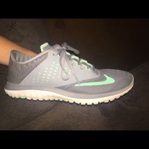 WOMENS NIKE FS LITE RUN 2 COOL GRAY/MINT GREEN
