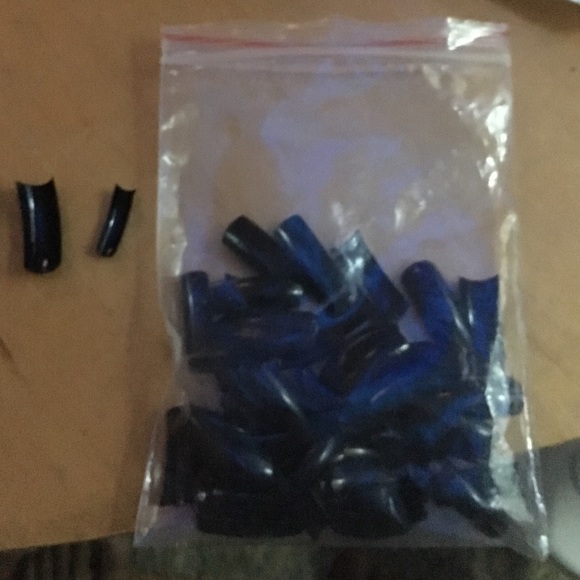 Black nail tips