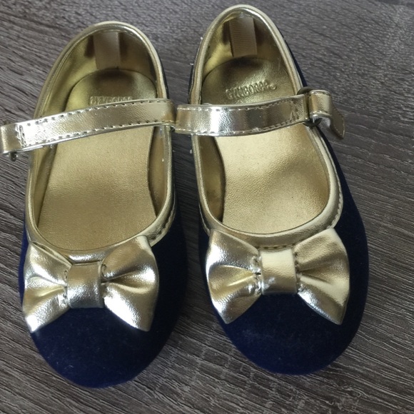 Beautiful MaryJane dress shoes. Baby girl, size 4.