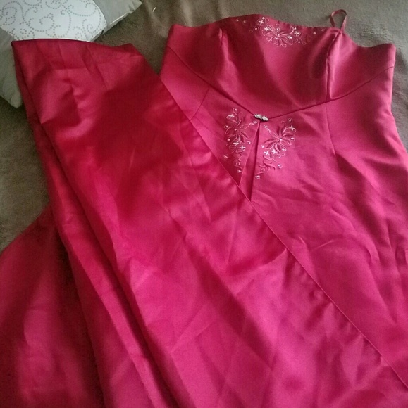 NWOT Gorgeous Candy Apple Red gown David's Bridal - Picture 2 of 4