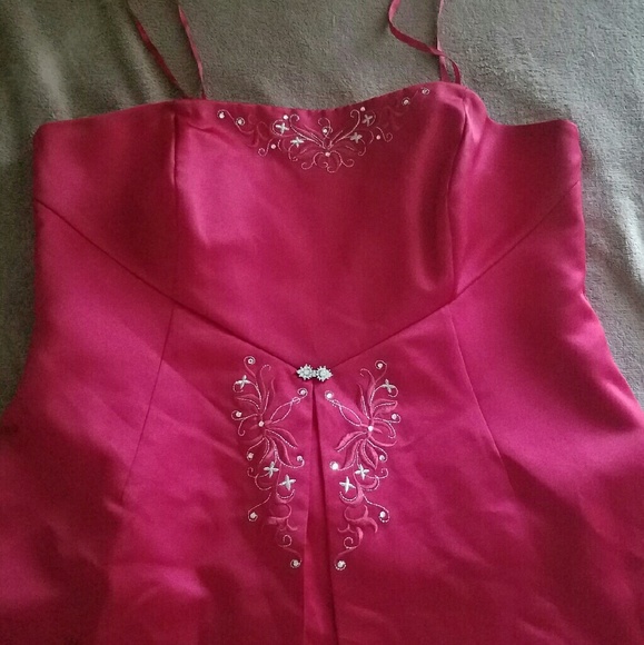 NWOT Gorgeous Candy Apple Red gown David's Bridal - Picture 3 of 4