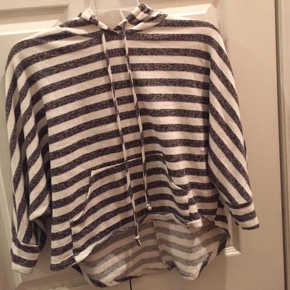 Quarter sleeve sweatshirt